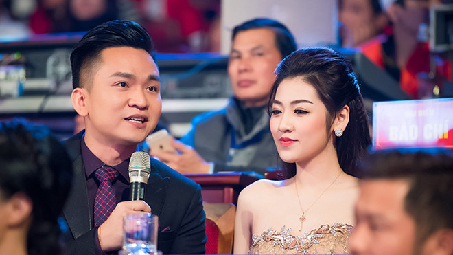 Á hậu Tú Anh khoe vai trần gợi cảm, đẹp như nữ thần bên MC Hạnh Phúc Ảnh 2