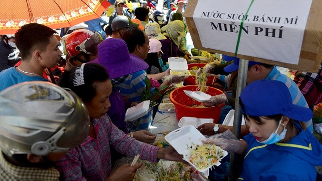 Ấm lòng với tuyến đường ăn uống miễn phí ngày rằm ở Bình Dương Ảnh 2