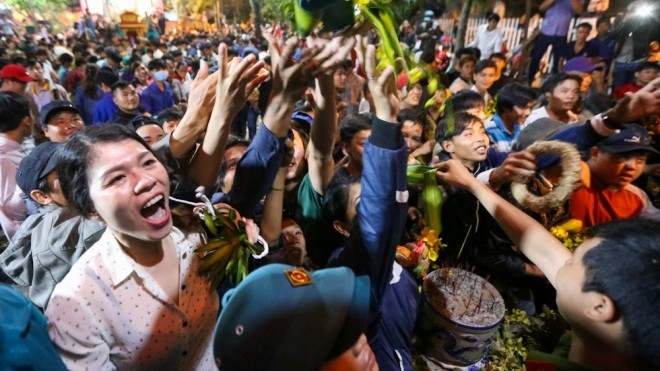 Hàng nghìn người tranh cướp đồ cúng giữa đêm ở miền Tây Ảnh 2