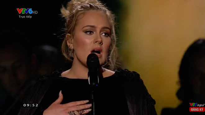 Clip: Khoảnh khắc Adele mất bình tĩnh hát sai, xin lỗi khán giả để được hát lại Ảnh 2