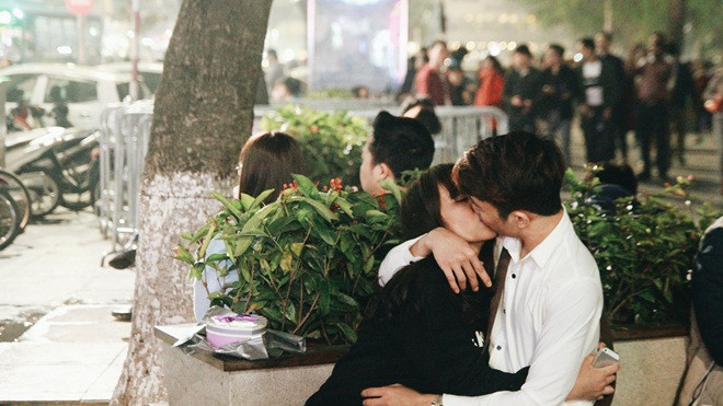 FA có 'gato' không khi những cặp đôi này hôn nhau nồng cháy giữa phố trong ngày Valentine Ảnh 2