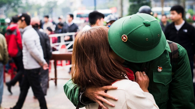 Những giây phút chia ly đầy xúc động đúng ngày lễ Valentine của các tân binh Ảnh 2