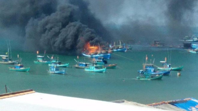 Tàu đang đậu ở Phú Quốc bốc cháy dữ dội Ảnh 2