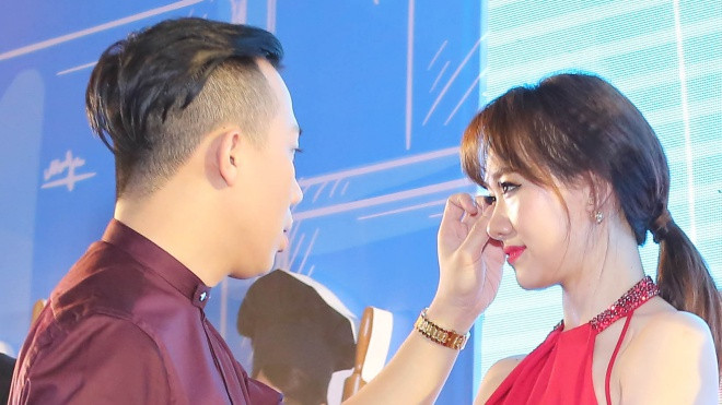 Tại họp báo phim của vợ, Trấn Thành lại khiến nhiều người ghen tỵ vì cử chỉ dành cho Hari Won Ảnh 2