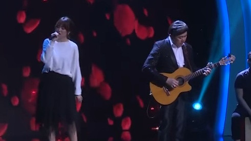 Chí Tài đệm đàn, song ca Anh cứ đi đi tiếng Hàn cùng Hari Won cực hay Ảnh 2