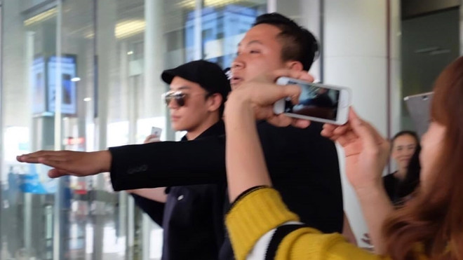 Seungri cực điển trai, xuất hiện chớp nhoáng tại sân bay Nội Bài Ảnh 2