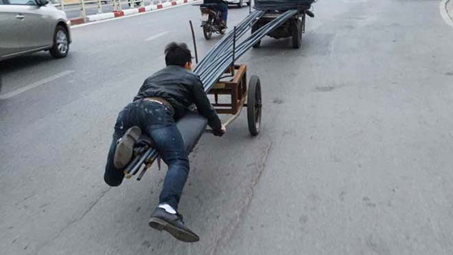 Hoảng hồn hình ảnh nam thanh niên 'cưỡi' xe chở sắt 'bay' giữa phố Ảnh 2