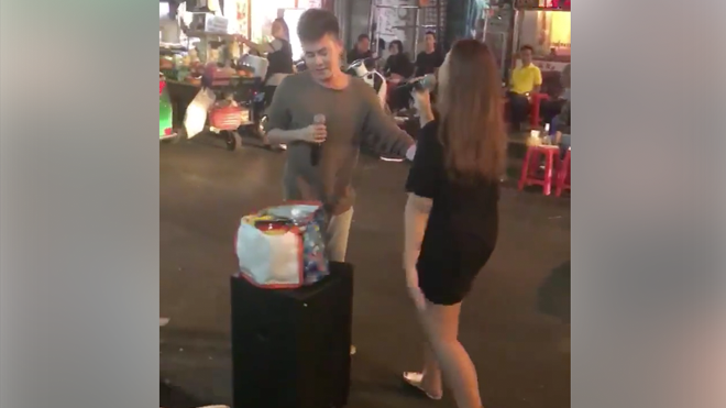 Màn song ca hit 'Anh' cực đỉnh, gây 'náo loạn' cả phố Tây Bùi Viện Ảnh 2