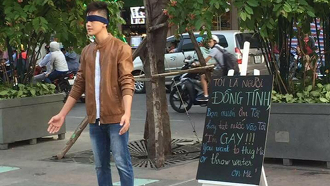 Sự thật về clip chàng trai dũng cảm công khai mình là người đồng tính gây 'náo loạn' phố đi bộ thời gian qua Ảnh 2