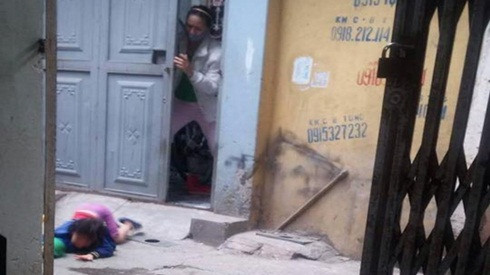 Xuất hiện thêm clip về bà mẹ đánh con ở siêu thị vì làm mất gói kẹo, đứa trẻ gào khóc không ngừng? Ảnh 2