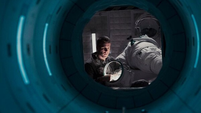 Lần đầu kết hợp, hai trai đẹp Ryan Reynolds và Jake Gyllenhaal 'dắt nhau' bay lên không gian Ảnh 2