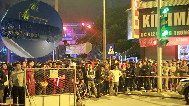 Người dân đội mưa, thức trắng đêm xem lắp toa tàu đường sắt trên cao Ảnh 2