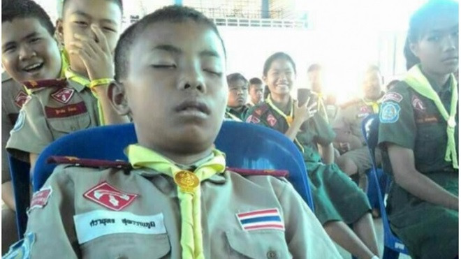 'Thánh ngủ' của năm: Cả hội trường đã về hết, chàng vẫn điềm nhiên say giấc nồng không biết gì! Ảnh 2