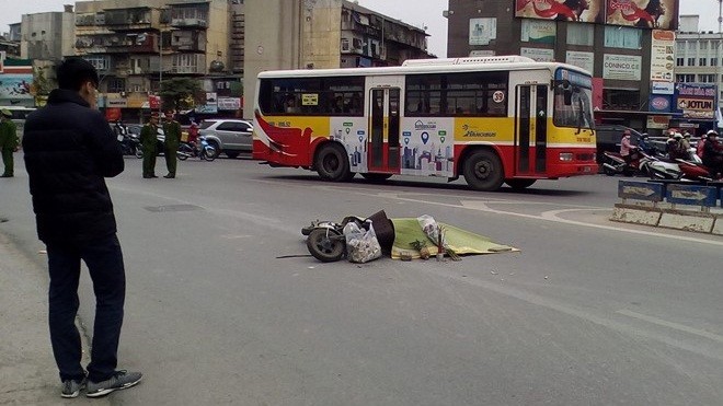 Nữ sinh lớp 12 đi xe đạp điện ngã ra đường bị xe bồn cán tử vong Ảnh 2