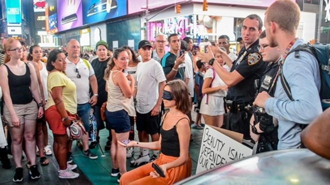 Cô gái tình nguyện cho người lạ cạo trọc đầu, vẽ lên cơ thể Ảnh 2