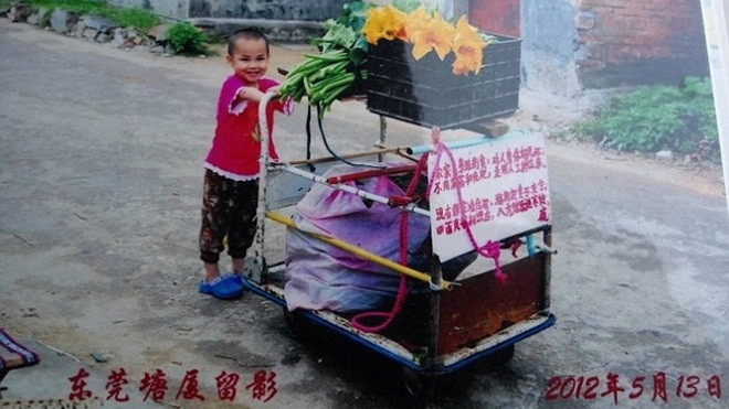 Cô bé 8 tuổi bán rau ngoài đường suốt 5 năm với mong ước gặp lại cha mẹ đẻ Ảnh 2