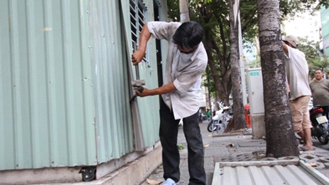 Sau vụ đập trụ sở chiếm vỉa hè, một trụ sở khác đã 'tự xử' Ảnh 2