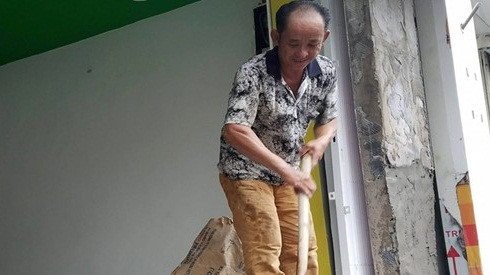 Sợ phó chủ tịch quận, dân Sài Gòn tự tháo dỡ bậc thềm Ảnh 2