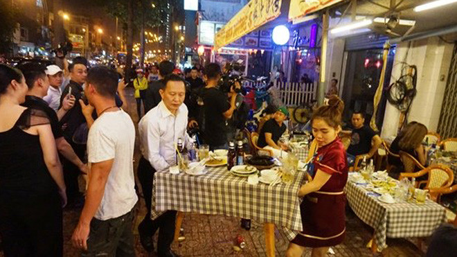 Quận 1- TP HCM: Tới lượt quán nhậu lấn chiếm vỉa hè bị 'trảm' Ảnh 2