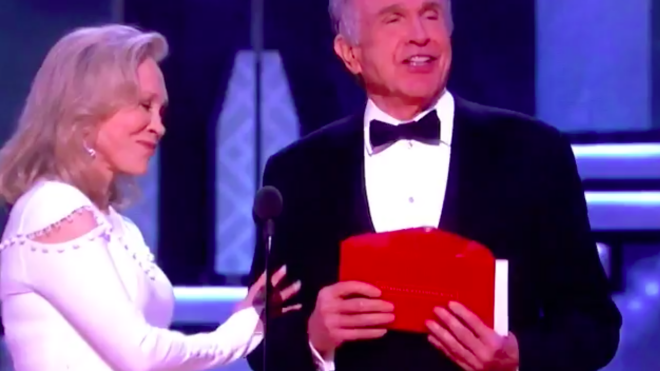 Trọn bộ clip 'thảm hoạ Oscar 2017' - Bẽ bàng, hoảng loạn và đầy phẫn nộ cho cả Moonlight và La La Land! Ảnh 2