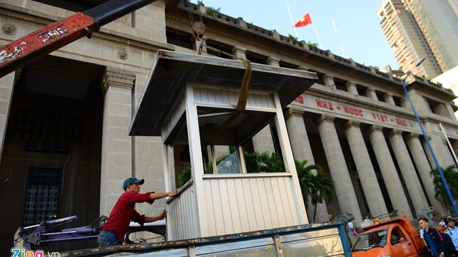 Phó chủ tịch Hải trả lại vọng gác trước Ngân hàng Nhà nước Ảnh 2