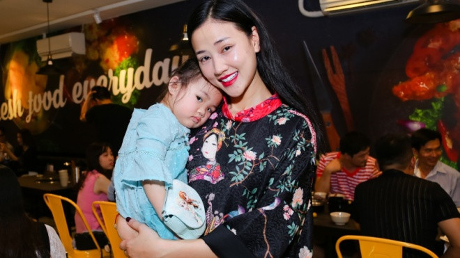 Con gái Maya nũng nịu, bám mẹ không rời trong sự kiện Ảnh 2