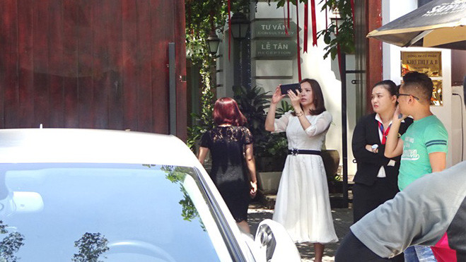 Xe sang của Hoa hậu Thu Hoài bị ông Đoàn Ngọc Hải cẩu về phường Ảnh 2