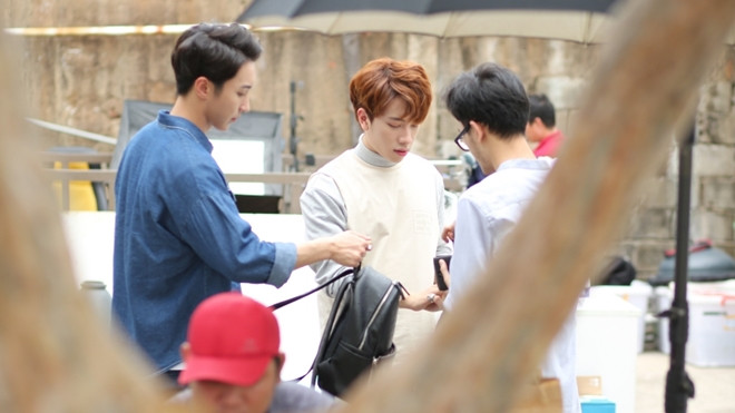 Giữa tâm bão, MONSTAR tất bật đi chụp hình quảng cáo Ảnh 2