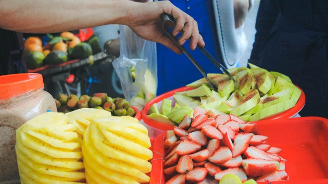 Hà Nội có những hàng trái cây đẹp 'hút hồn' như thế này Ảnh 2