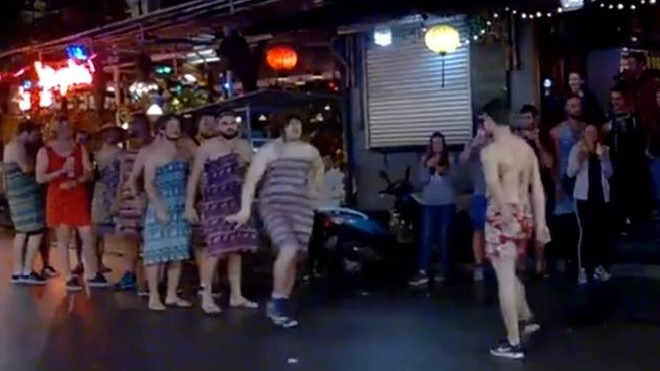 Clip: Dàn trai Tây thi catwalk đầm ngủ gây 'sốt' tại thành phố Huế Ảnh 2