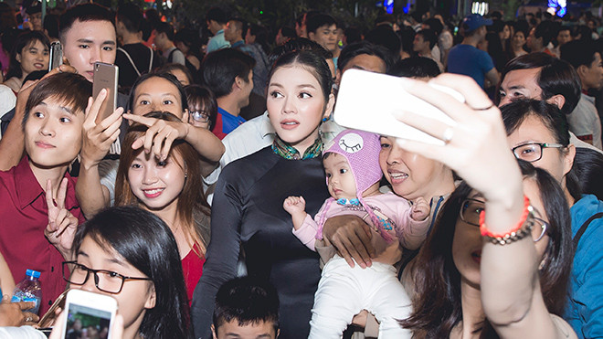 Bị fan vây kín, Lý Nhã Kỳ gây 'náo loạn' cả phố đi bộ Nguyễn Huệ Ảnh 2