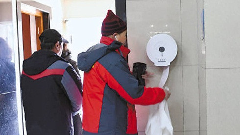 Trung Quốc: Đau đầu vì tình trạng trộm giấy vệ sinh trong toilet công cộng Ảnh 2