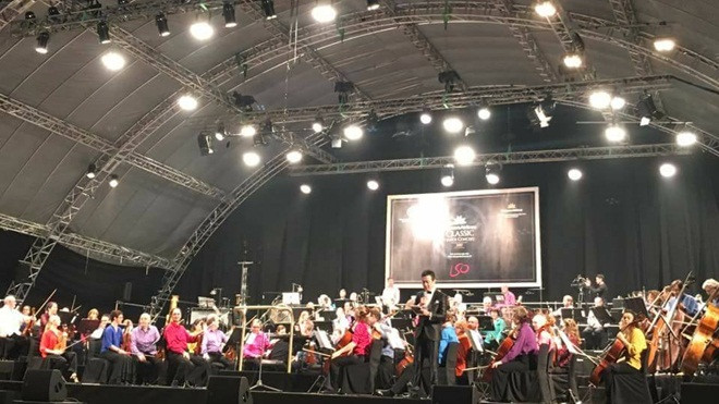 Người dân Thủ đô chen nhau xem hoà nhạc ngoài trời tại phố đi bộ Ảnh 2