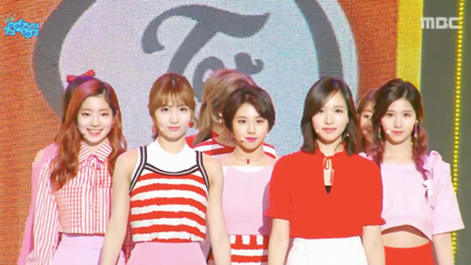 Khép lại trận chiến hot nhất tháng: BTS dừng quảng bá, đến lượt TWICE ôm cúp đều đều Ảnh 2