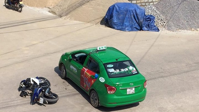 Cách hành xử văn minh: Sau va chạm, 2 thanh niên ngồi 'tâm sự' như đôi bạn thân chờ CSGT đến giải quyết Ảnh 2