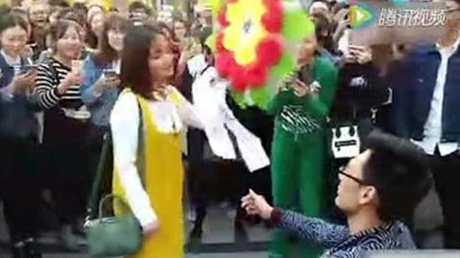 Clip: Thanh niên cầu hôn bị đánh vì nhà không có… toilet Ảnh 2