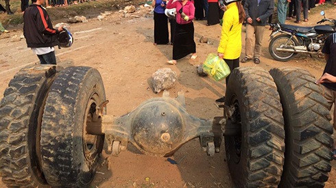 Ôtô tải văng trục sau khi va chạm xe máy, 3 người chết Ảnh 2