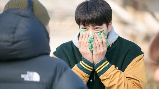 Mải mê đóng phim ngoài trời lạnh, môi của Kai (EXO) suýt bị… đóng băng Ảnh 2