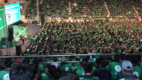 Nhìn Grab tổ chức 'đại hội võ lâm' quy tụ vài nghìn anh em thế này, Uber, xe ôm và taxi truyền thống có thấy 'hãi'? Ảnh 2