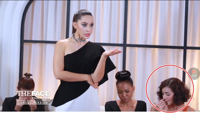Khoảnh khắc gây bão The Face: Mặc kệ HLV cãi nhau, cô gái này vẫn thản nhiên… ngoáy mũi và trêu chọc đồng đội Ảnh 2