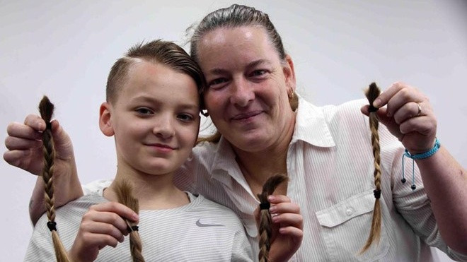 Cậu bé dành 5 năm nuôi tóc tặng mẹ ung thư Ảnh 2