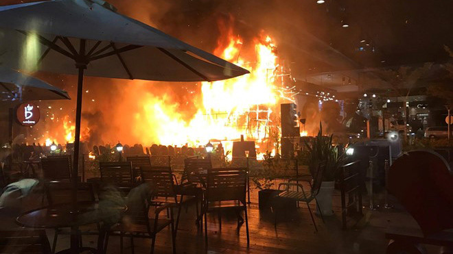 Sân khấu 1 tỷ đồng ra mắt ‘Kong: Skull Island’ bất ngờ bốc cháy dữ dội Ảnh 2