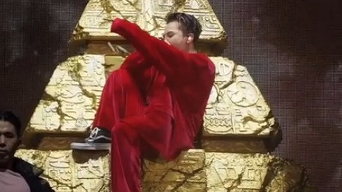 Màn trình diễn live quá 'đỉnh' của G-Dragon khiến fan không thốt nên lời Ảnh 2