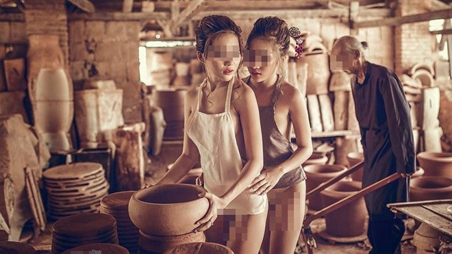 Xuất hiện bộ ảnh hai thiếu nữ mặc áo yếm 'lả lơi' trước mặt cụ già, nghệ thuật hay sự tục tĩu? Ảnh 2