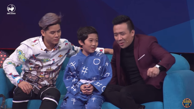 Cậu bé 7 tuổi diễn hài từ 3 tuổi khiến Trấn Thành 'ngỡ ngàng', Trịnh Thăng Bình 'quê' không nói nên lời Ảnh 2