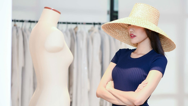 Lan Khuê khoe đường cong hoàn hảo khi thử trang phục Lâm Gia Khang Ảnh 2