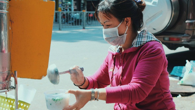 Niềm vui từ nồi cháo 'thịt bằm miễn phí' của chị Linh ở Sài Gòn Ảnh 2