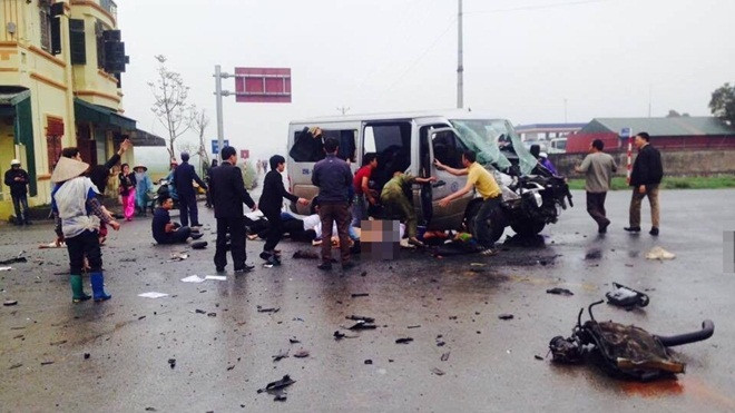 Hà Nam: Tai nạn kinh hoàng giữa xe tải và xe đón dâu, nạn nhân nằm la liệt dưới đường Ảnh 2