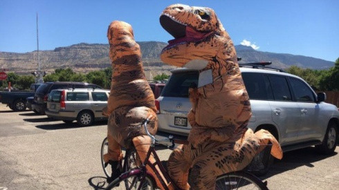 Lộ diện gương mặt thật của 'Ralph the Rex': Chú khủng long tay ngắn khiến cư dân mạng phát cuồng Ảnh 2