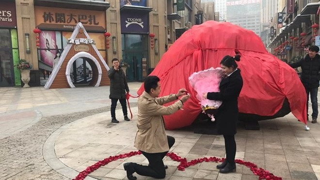 Chàng trai cầu hôn bằng khối thiên thạch nặng 33 tấn Ảnh 2